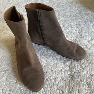 Aquatalia Waterproof Suede Ankle Booties - size 8